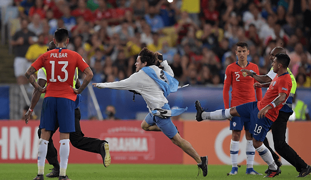 Copa América: Gonzalo Jara y la patada al hincha que le hizo ganarse el repudio de Sudamérica. Foto: AFP