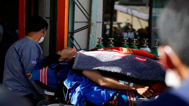 Un hombre herido durante las protestas transportado al Hospital Holandés de la localidad de El Alto. Foto: EFE