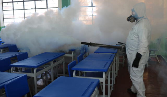 Personal de salud viene fumigando colegios y locales públicos en Víctor Larco.