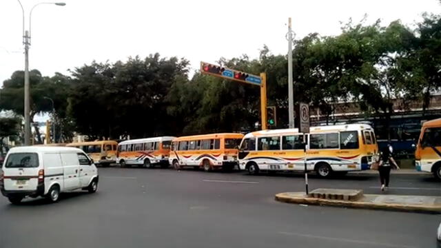 #YoDenuncio: combis convierten vía pública en paradero informal  [VIDEO]