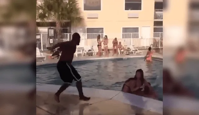 Facebook viral: intenta realizar pirueta en piscina, pero termina haciendo el ridículo [VIDEO]