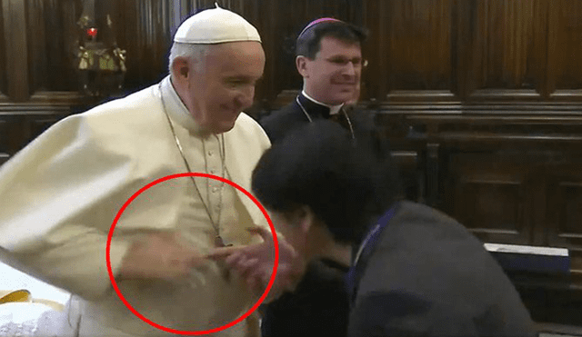 ¿Por qué el Papa Francisco retira su mano cuando fieles quieren besar su anillo episcopal?
