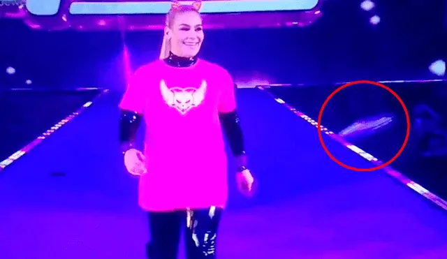 Pese al incidente, la luchadora continuó con su caminata al ring. Créditos: Captura de tv