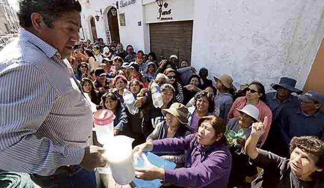 Productores vendieron 500 litros de leche fresca en centro de la ciudad 