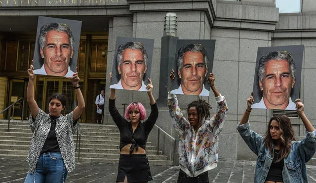 Colectivo de activistas muestra fotos de Jeffrey Epstein frente al tribunal federal el 8 de julio de 2019 en la ciudad de Nueva York.