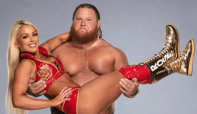 Otis junto a su novia Mandy Rose en una sesión de fotos de WWE.