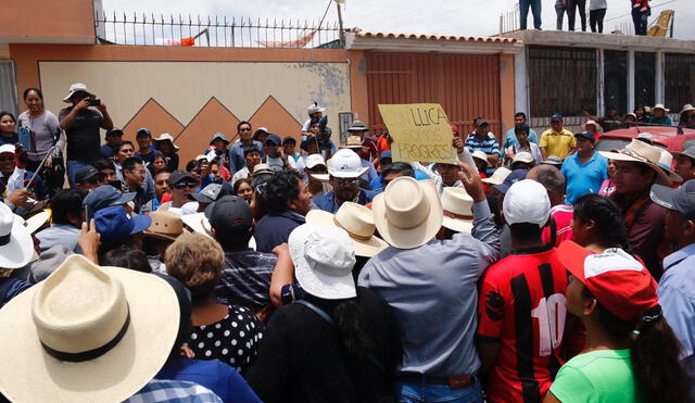 Pobladores impidieron que los periodistas se acerquen a gobernador Elmer Cáceres.