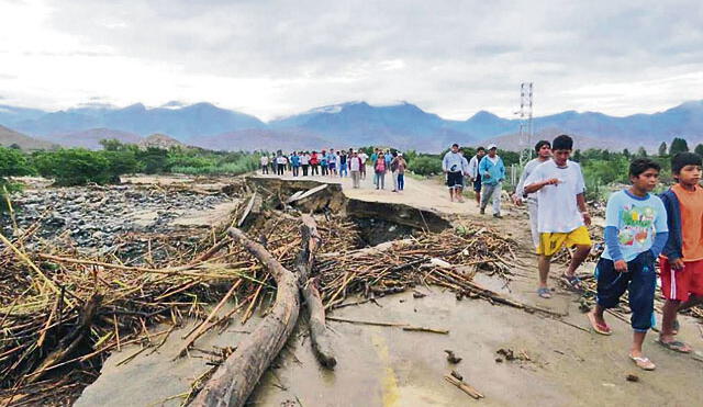 Río Grande se desborda y destruye vía Chimbote-Moro