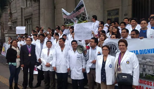 Médicos y jefa del Loayza chocan por denuncias de TBC
