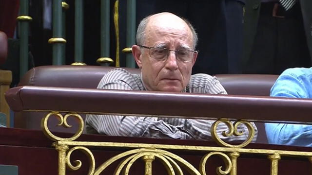 Ángel Hernández conmovido tras la aprobación del planteamiento de la ley de eutanasia en el Congreso español. (Foto: RTVE)