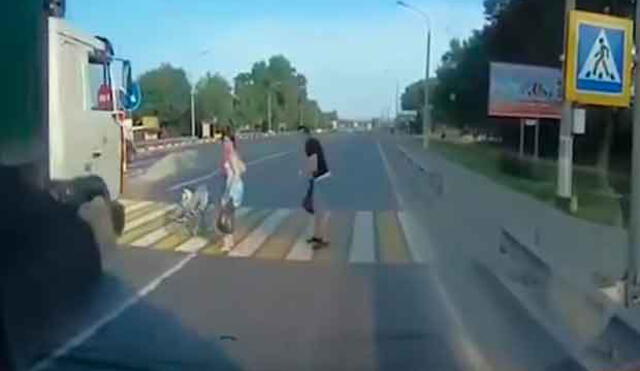 YouTube: Terrible instante en que un tráiler casi embiste a bebé en coche [VIDEO]