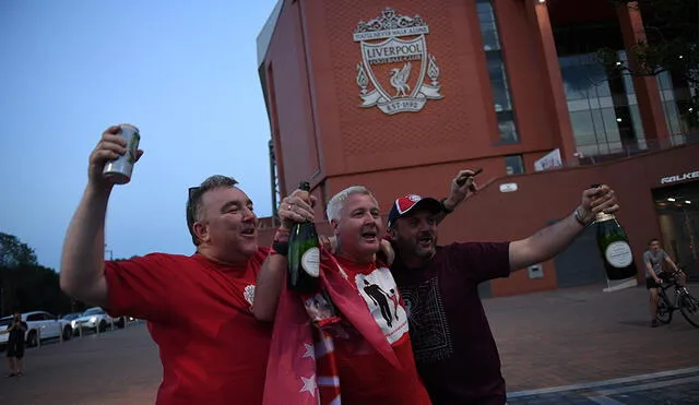 Los hinchas del Liverpool celebraron la primera liga inglesa ganada por su equipo en 30 años. Foto: AFP.