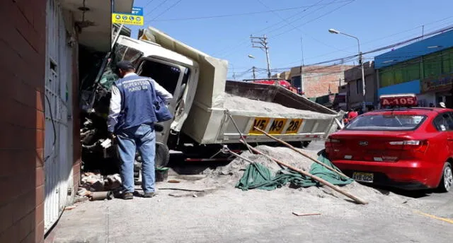 Arequipa: Volquete impacta contra vivienda y un taxi en Paucarpata