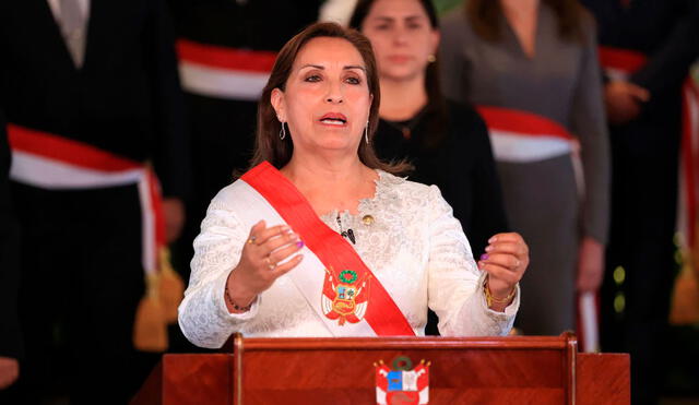 La presidenta Dina Boluarte toma la decisión final del nombre del año 2023. Foto: Presidencia