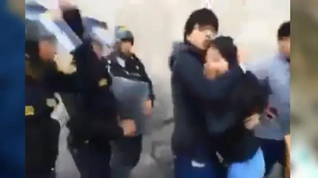 Policías agreden a varazos a mujer mientras realizaba desalojo por Halloween en Arequipa [VIDEO]