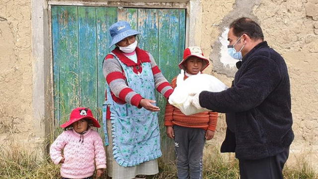 Obispo donó los víveres a las familias más vulnerables en Puno.