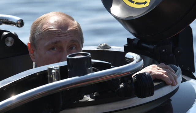 Putin descendió a bordo de un sumergible el sábado a una profundidad de 50 metros. Foto: AFP.