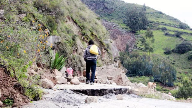 Áncash: Deslizamiento de cerro destruyó carretera y aisló a una comunidad en Pallasca