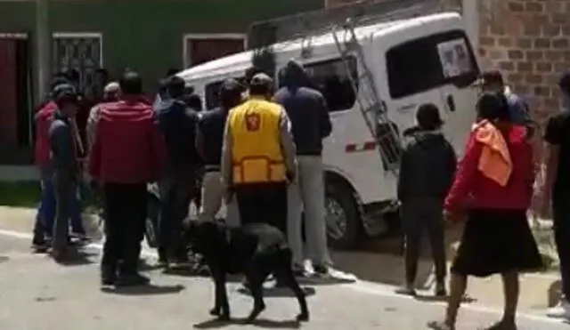 Pobladores ayudaron a enderezar el vehículo para que el chofer pueda seguir con su camino. Foto: captura video Wamachuco News