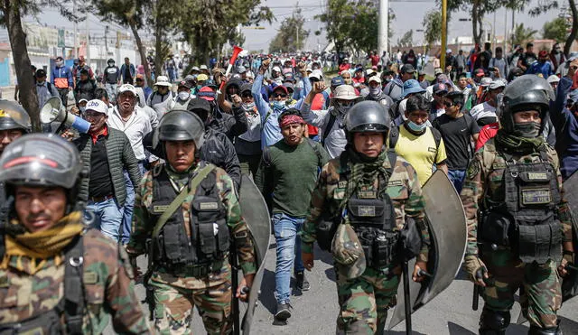 movilización. Construcción Civil recorrió las calles acompañado de efectivos de la Policía y Ejército para evitar los desmanes del día anterior.