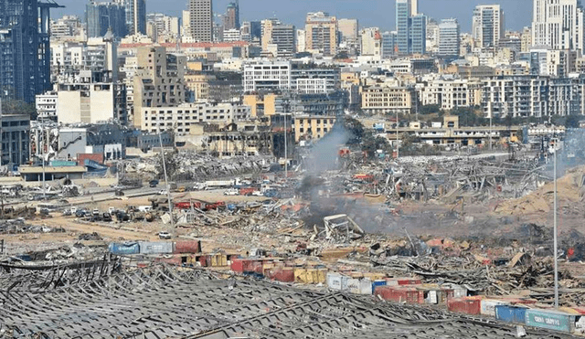 Edificios y vehículos terminaron destruidos después de una explosión masiva en Beirut, Líbano. Foto: (EFE/EPA/WAEL HAMZEH)