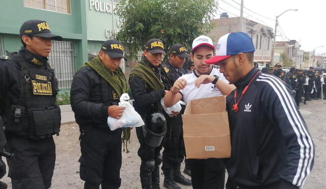 Arequipa. jóvenes llevaron alimentos y víveres a militares y Policías. Foto PNP