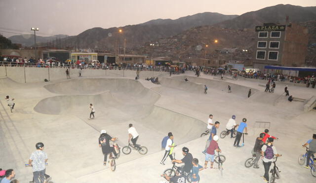 Inauguran moderna pista para skatepark en plaza central de Manchay 