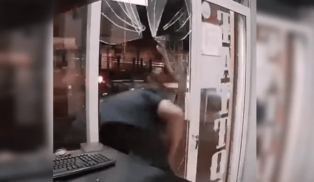 Facebook viral: joven distraído impacta contra puerta de vidrio y la rompe en segundos [VIDEO]