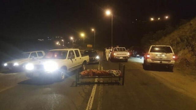 En medio de la carretera hallan cama con un cadáver ametrallado [VIDEO]