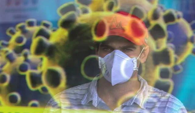 Un hombre con tapabocas aparece reflejado mientras observa un anuncio sobre el coronavirus el lunes en Brasilia (Brasil). Foto: EFE