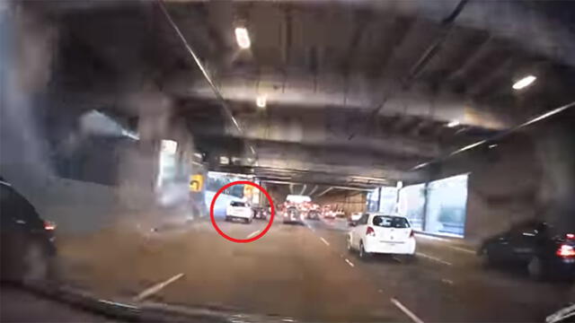 YouTube: Conducía por un puente cuando de pronto vio un espeluznante accidente [VIDEO]