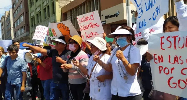 Universitarios de Alas Peruanas se desangran y encadenan para exigir solución al Minedu.