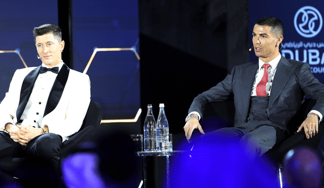 Cristiano Ronaldo y Robert Lewandowski estuvieron presentes en los Globe Soccer Awards. Foto: EFE/ALI HAIDER.