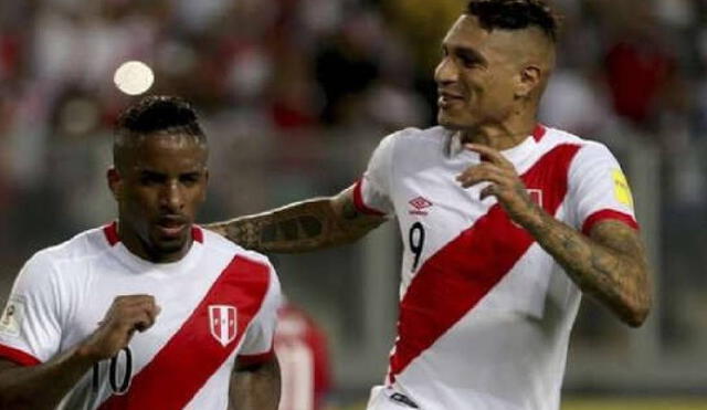 Jefferson Farfán y Paolo Guerrero jugando en la selección nacional.