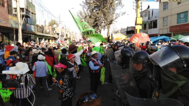 Opositores a Tía María irrumpen en Corso de la Amistad de Arequipa