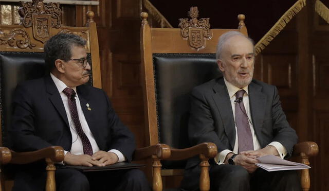 Manos vacías. Santiago Muñoz, al lado del rector de UNSA, cuando se anunció el Congreso de la Lengua Española. Foto: La República