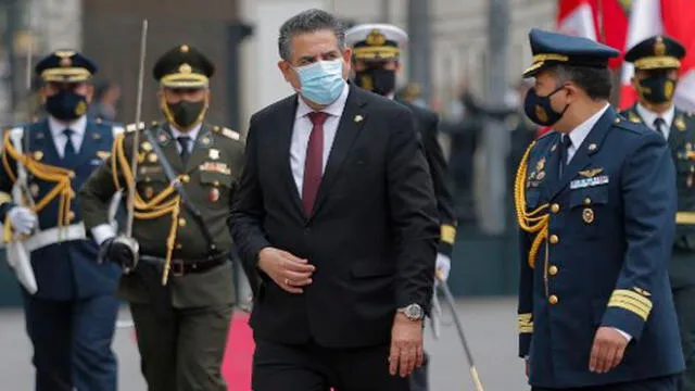 Manuel Merino recibió honores militares a su llegada el 10 de noviembre de 2020 al Congreso de Lima. Foto: AFP