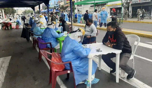 Se aplicaron pruebas rápidas a comerciantes de centros comerciales.