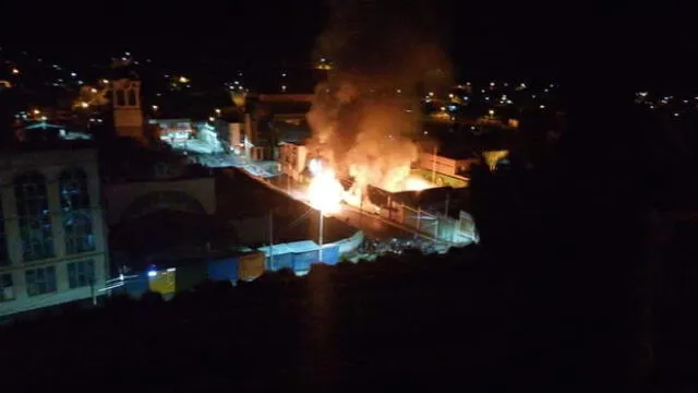 Arde la comisaría de Macusani, luego de muerte de rondera. Foto: Radio Altura