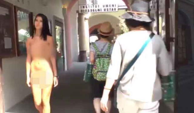 YouTube: Modelo pasea desnuda por la calle y reacción de personas sorprende