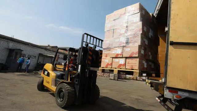 Durante su visita a Piura, el gerente del Seguro Social entregó 20 toneladas de equipos de protección para el personal de salud, medicamentos e insumos para la atención de casos de COVID-19 en la Red Asistencial Piura. (Foto: EsSalud)
