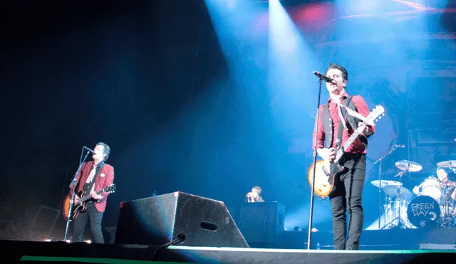 Green Day en Lima: Billie Joe Armstrong lució camiseta de Paolo Guerrero en el escenario [FOTO]