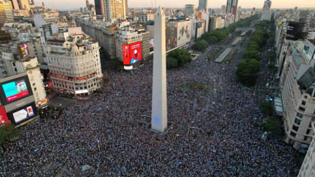 Consumada la clasificación de Argentina a la final del Mundial de Qatar 2022, la locura se desató en el Obelisco de Buenos Aires. Foto: Perfil
