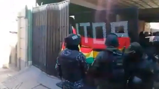 Policías se repliegan de la sede de Gobierno en medio de arengas de motín. Foto: captura