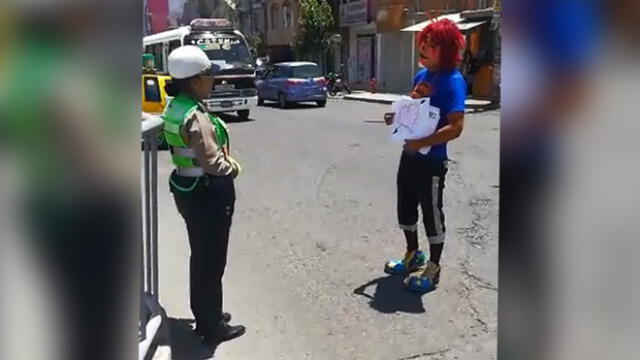 Vía Facebook: chico enamorado se viste de payaso para demostrarle su amor a policía peruana [VIDEO]