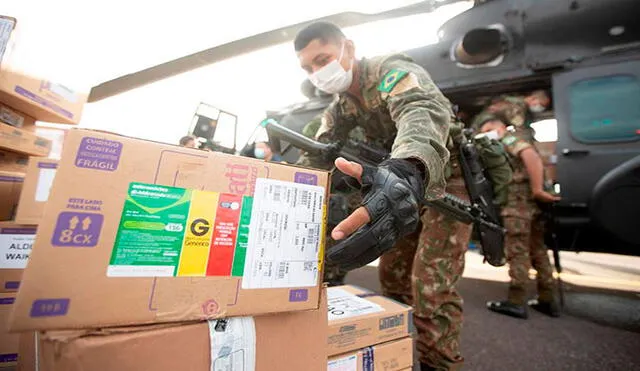 Soldados de las fuerzas armadas de Brasil enviaron este martes medicamentos, suministros y equipos de protección individual a las aldeas en la frontera con Venezuela.  Foto: EFE
