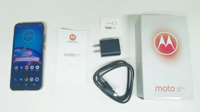 Esto es todo lo que incluye el nuevo Moto E6s, el teléfono económico de Motorola. Foto: Daniel Robles.