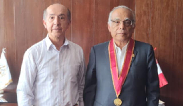 Aníbal Torres junto al decano de la Facultad de Derecho y Ciencias Políticas. Foto: captura de Twitter