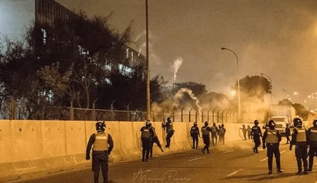 Policías lanzando gases lacrimógenos al interior de las facultades de la UNMSM, pese a que estudiantes no participaron en ninguna protesta o disturbio. Foto: Twitter