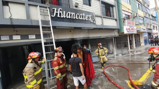 La Victoria: incendio en galería de telas Huancatex fue controlado por los Bomberos [VIDEO]